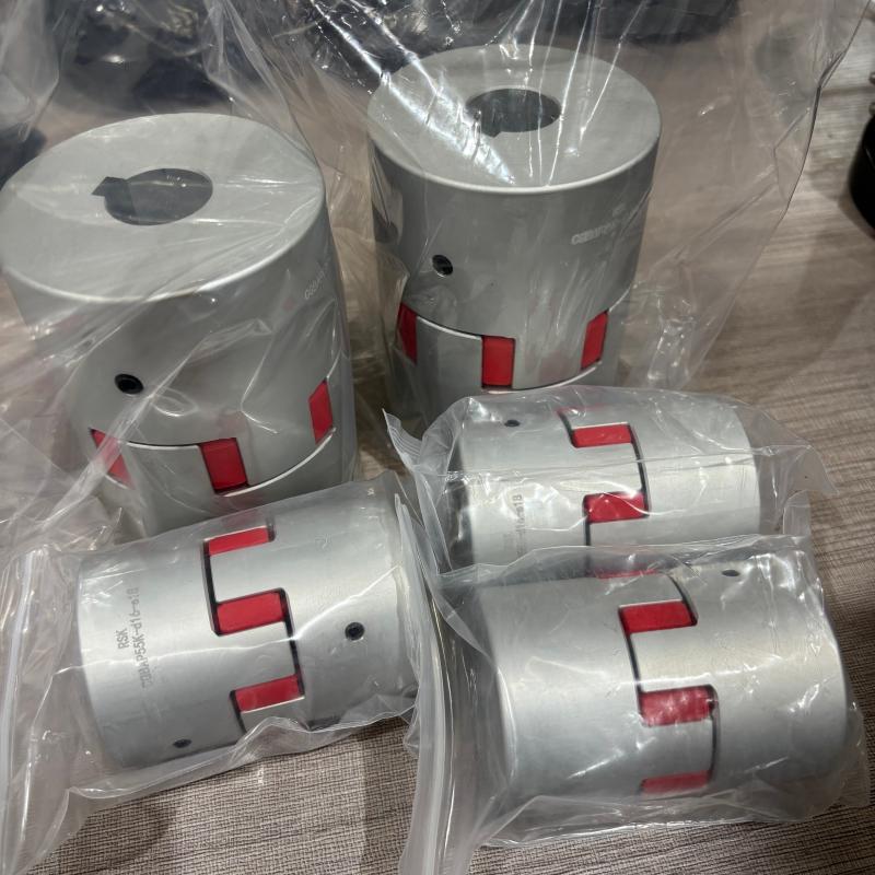 অ্যালুমিনিয়াম অ্যালয় চোয়ালের শ্যাফ্ট কাপলিং পিইউ স্পাইডার ইনসার্ট স্ক্রু সেট টাইপ সহ কীওয়ে রোবটের জন্য কাস্টমাইজড